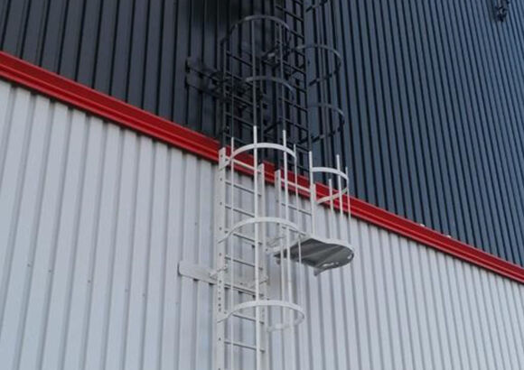 Kooiladder custom coating zwart wit