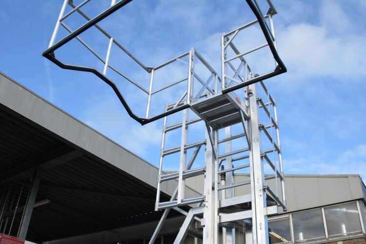 containertrap met veiligheidkooi voor tankwagens