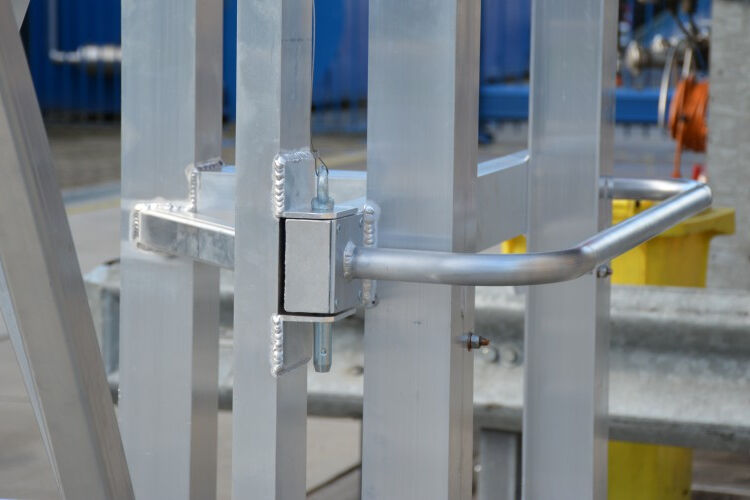 maatwerk containertrap met veiligheidkooi