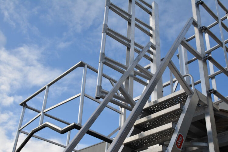 containertrap met veiligheidkooi