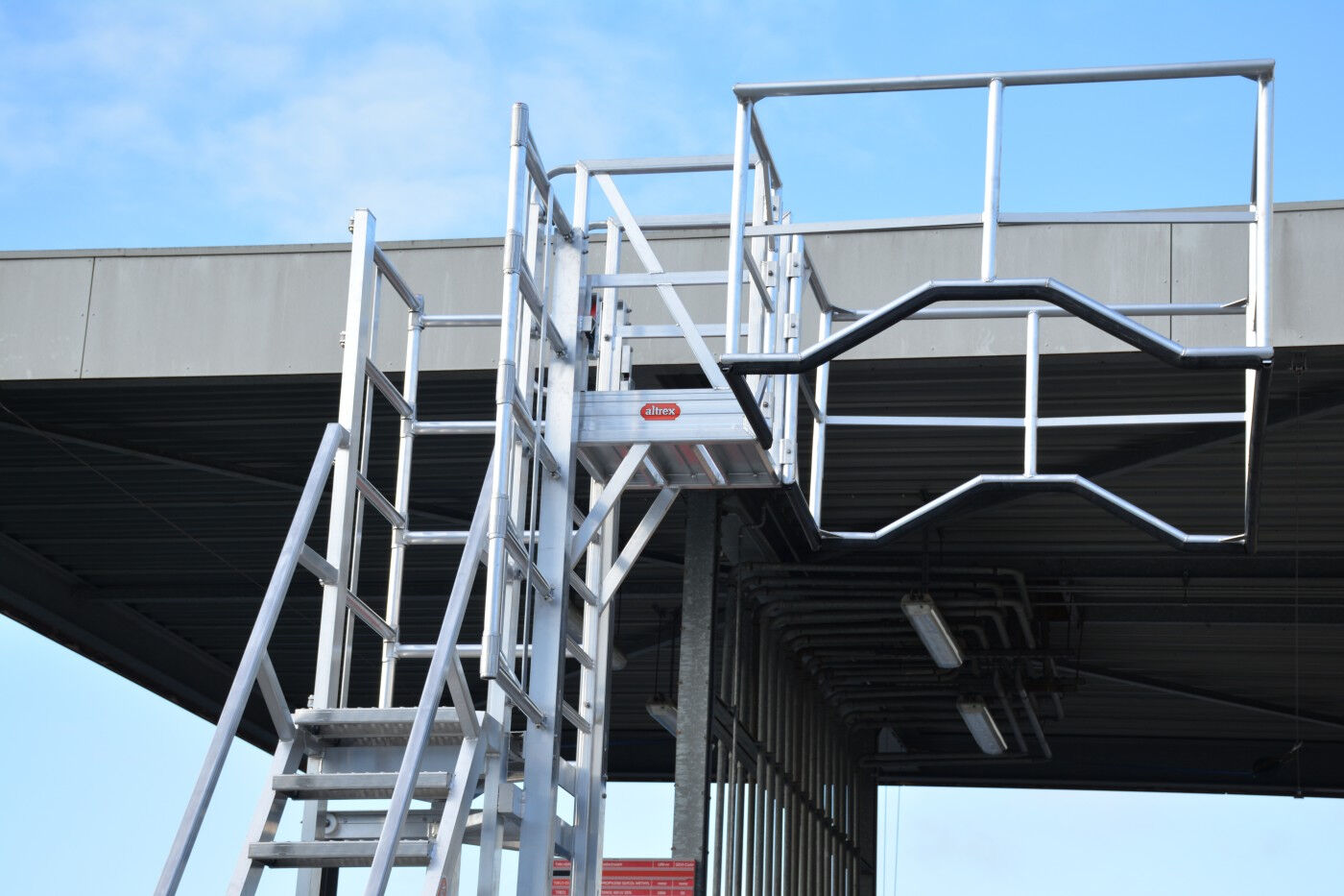 Containertrap voor tankwagens
