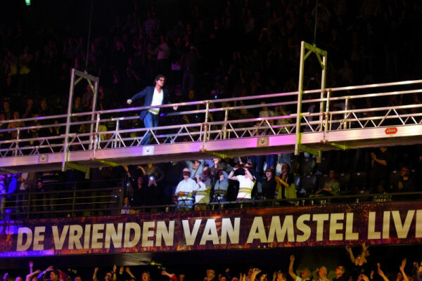 Guus Meeuwis op hangbrug Altrex